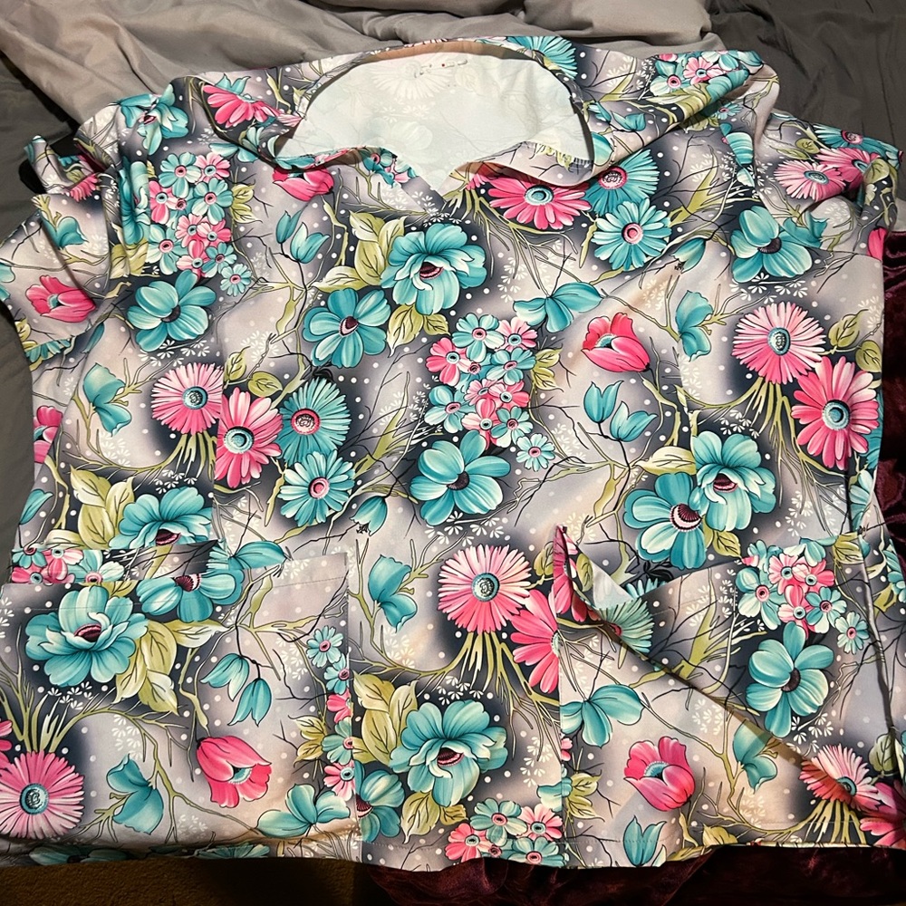 Floral scrub top! 5x! Unsure of brand it rubbed off!